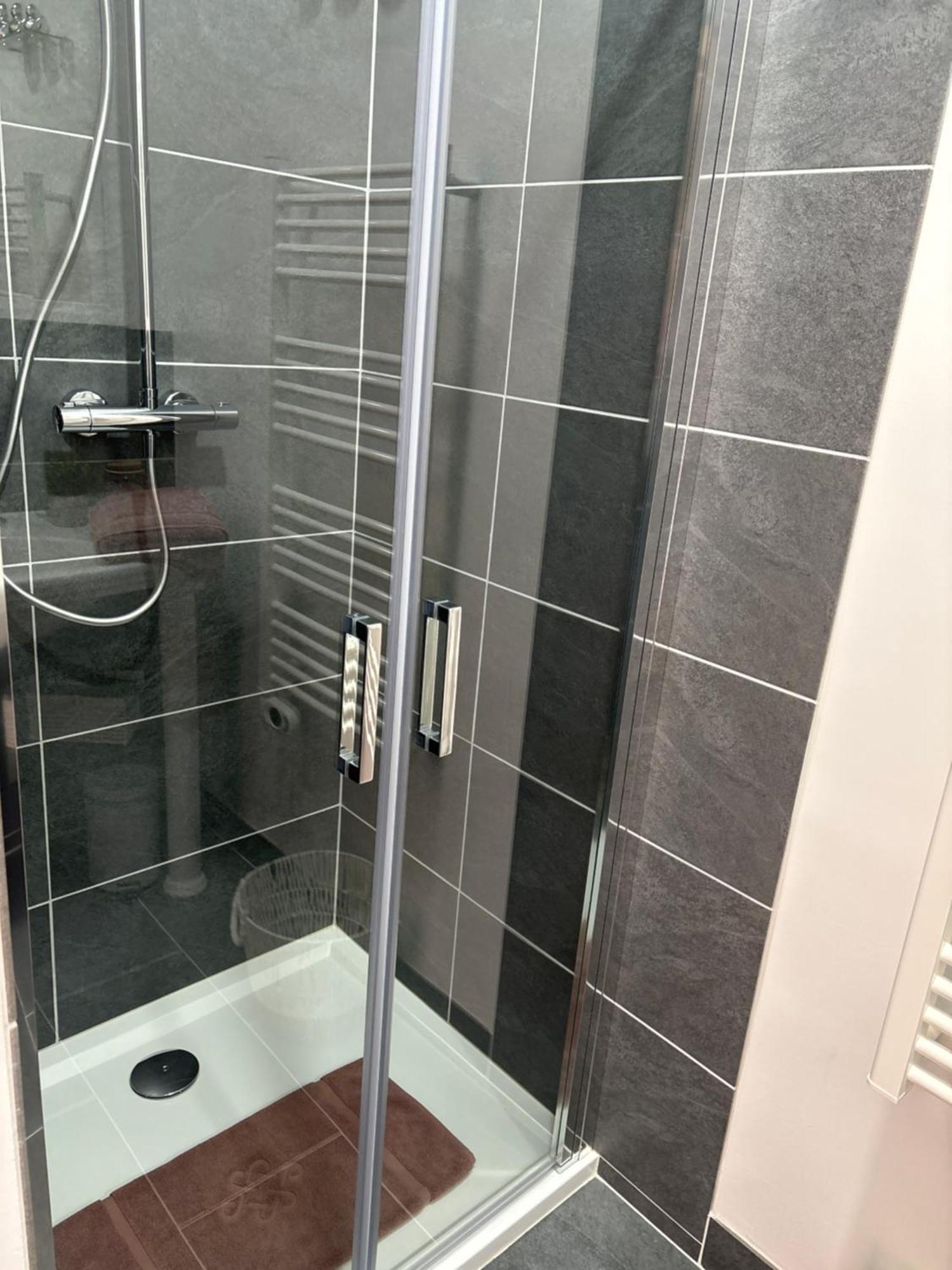 Le 911 Hotel Nazelles-Negron Ngoại thất bức ảnh